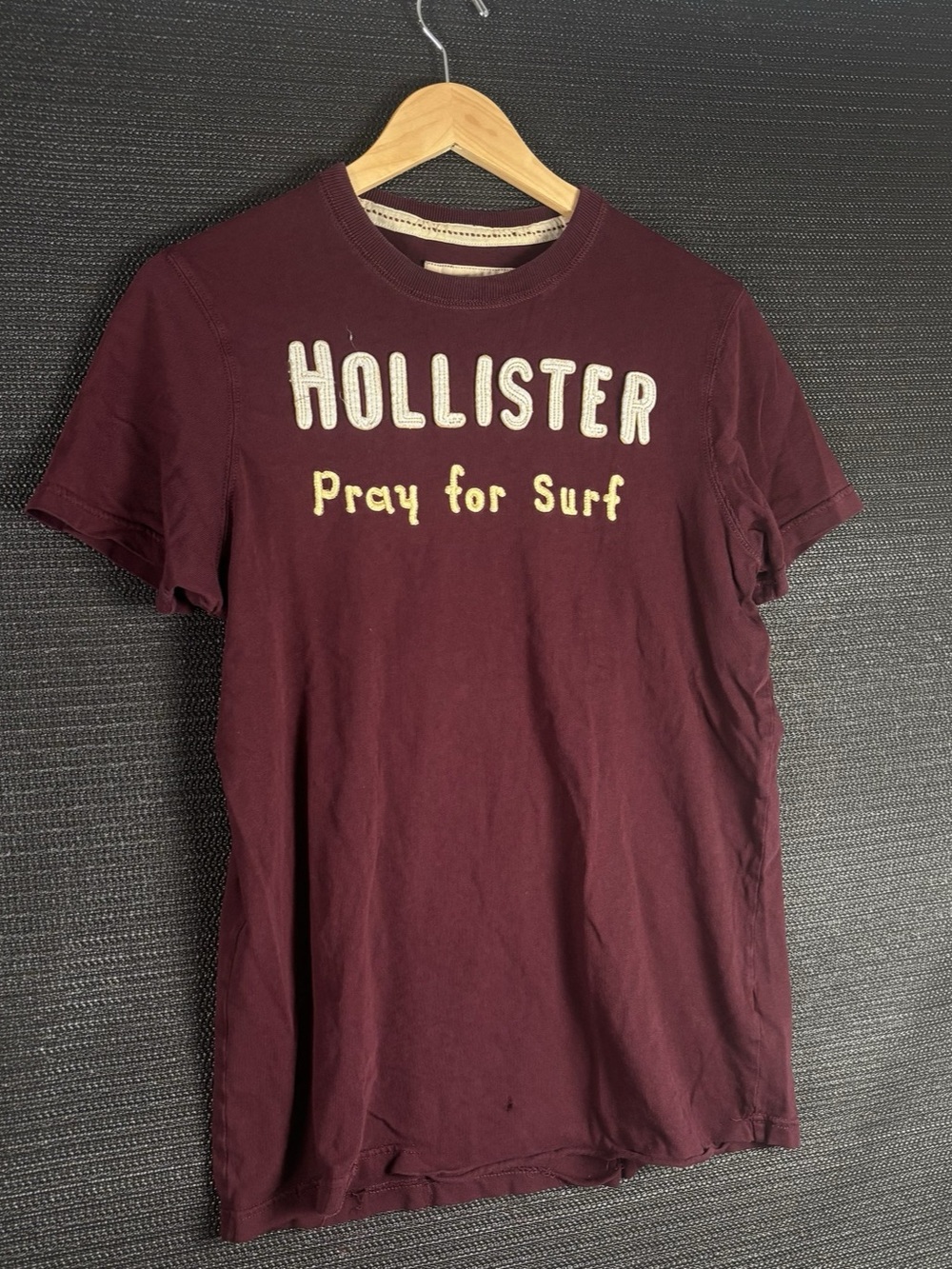 Hollister Y2K Pray for Surf Graphic Tee Burgundy Large